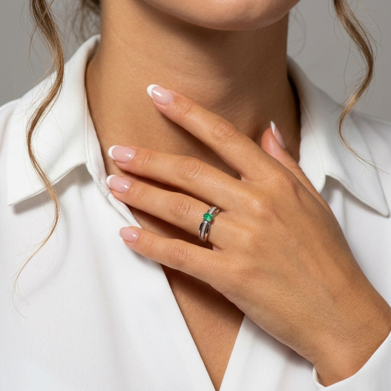 Bague Or Blanc 750 Emeraude Ovale 5x4mm et Diamants porté