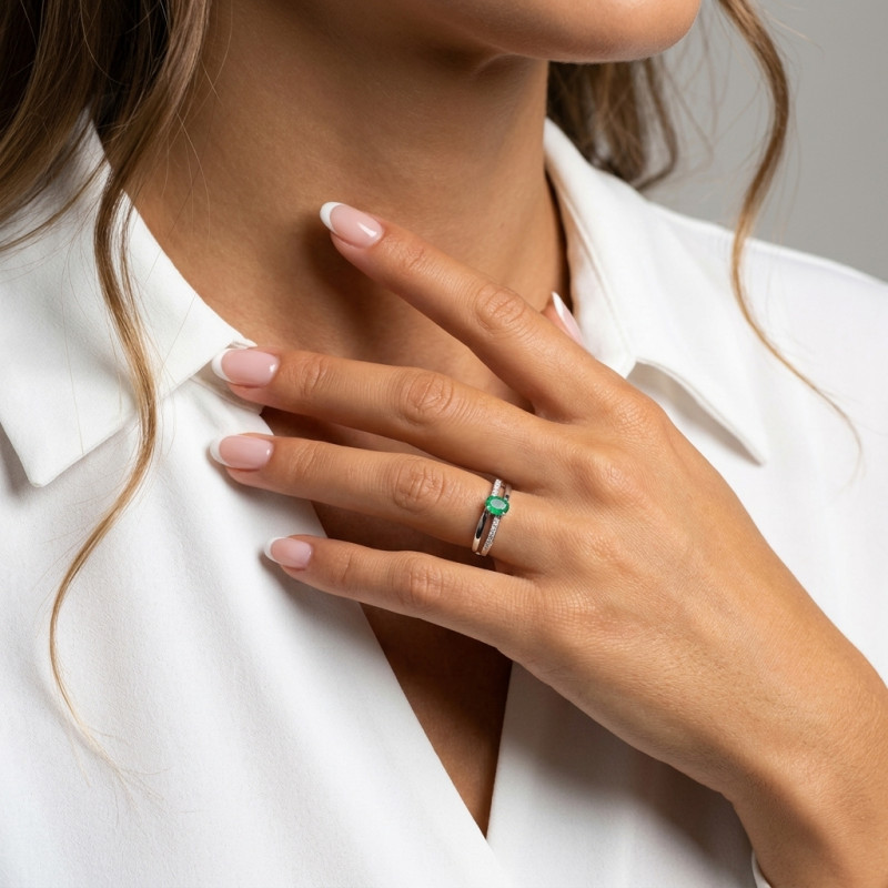 Bague Or Blanc 750 Emeraude Ovale 6x4mm et Diamant porté