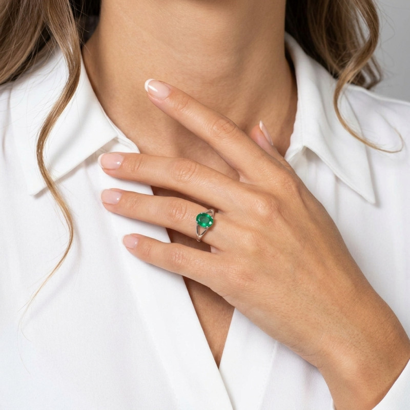 Bague Or Blanc 750 émeraude ovale 9x7mm porté