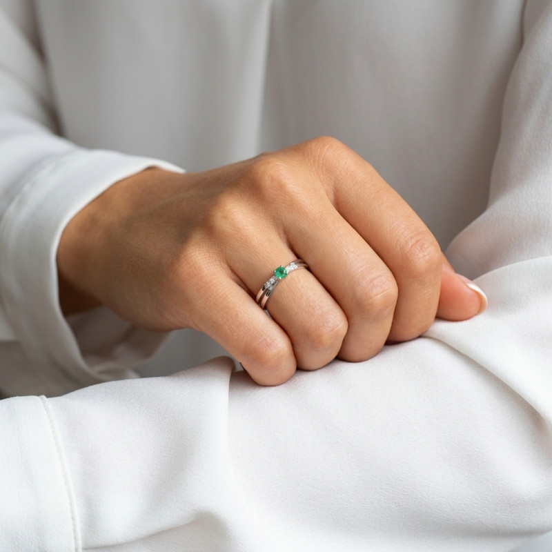 Bague Or Blanc 750 Emeraude Ronde 3.5mm et Diamants porté
