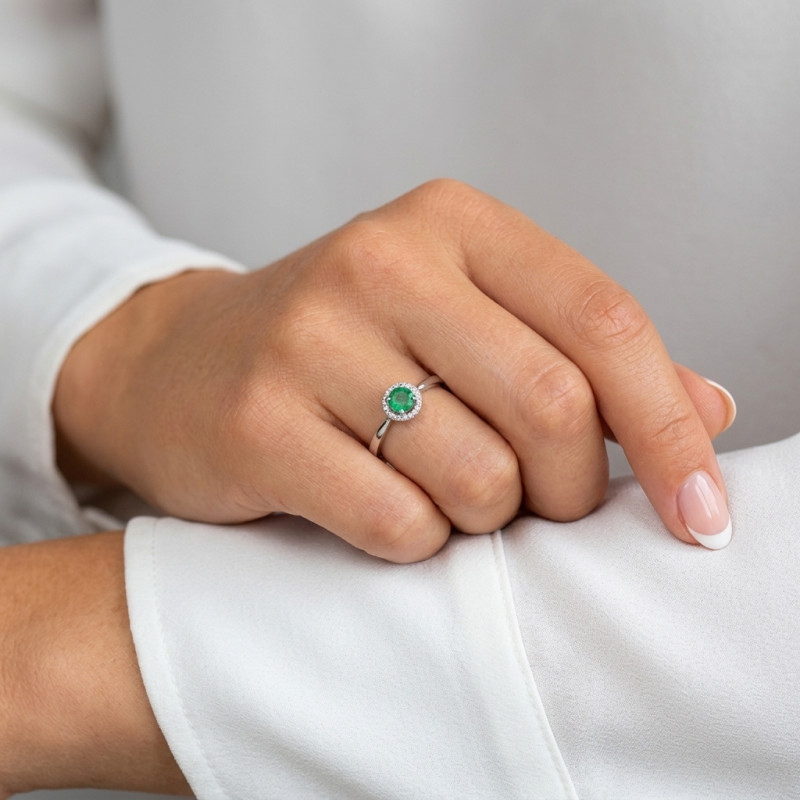 Bague Or Blanc 750 Emeraude Ronde 4mm et diamants porté