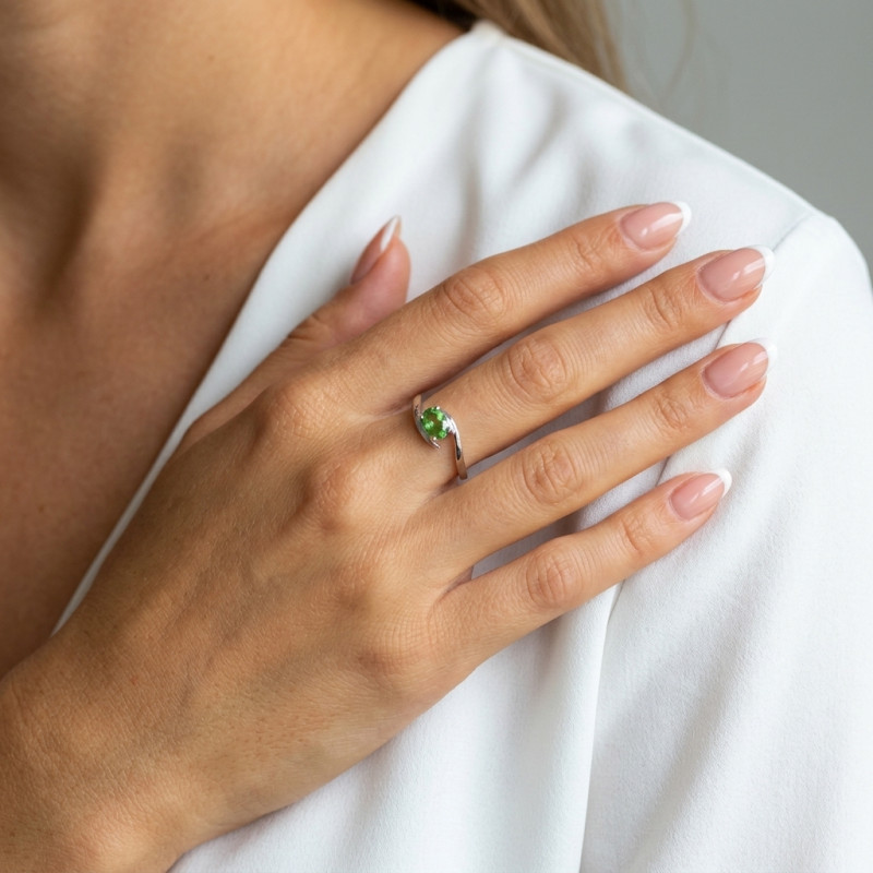 Bague Or Blanc 750 Grenat Tsavorite AAA Ovale 7x5mm porté