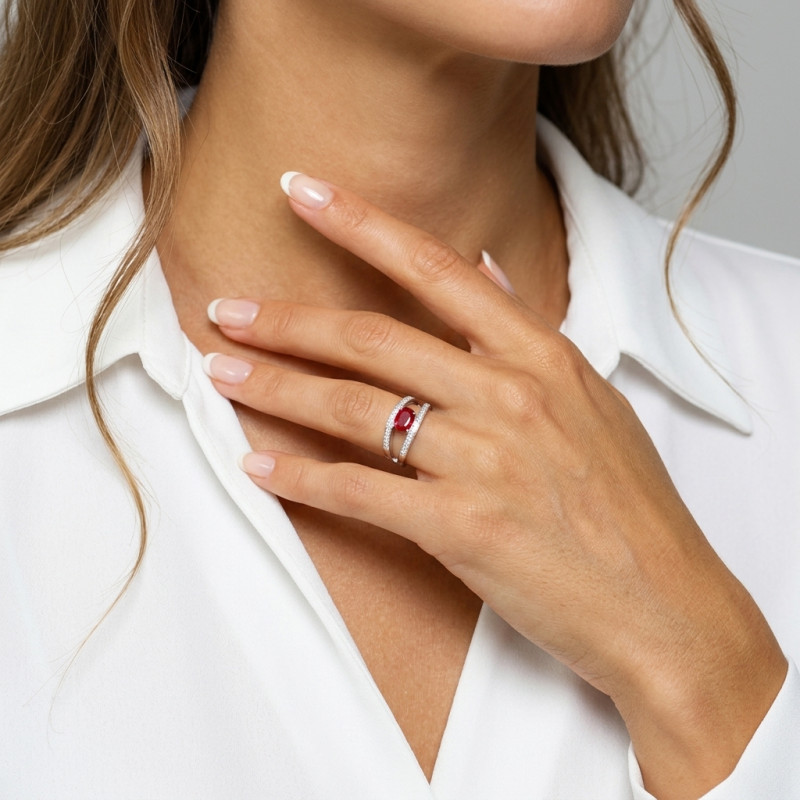 Bague Or Blanc 750 Rubis Birman et diamants porté
