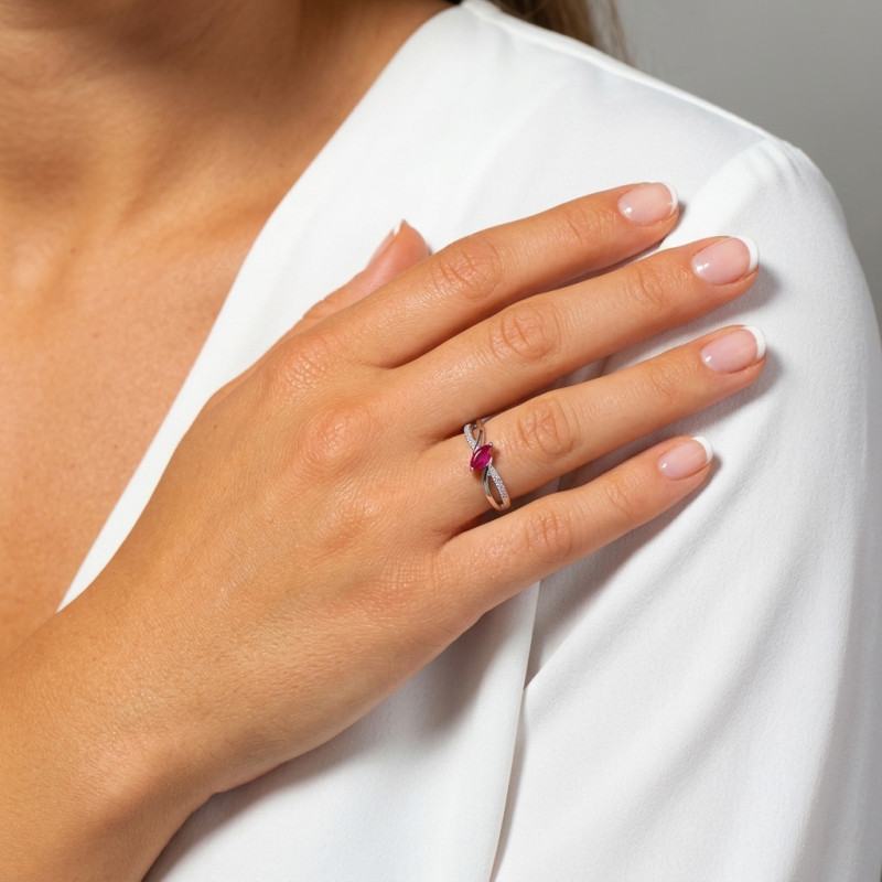 Bague Or Blanc 750 Rubis Navette 6x3mm et Diamants porté
