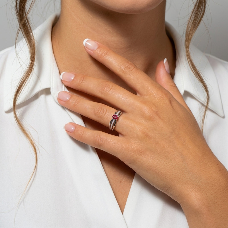 Bague Or Blanc 750 Rubis Ovale 5x4mm et Diamants porté