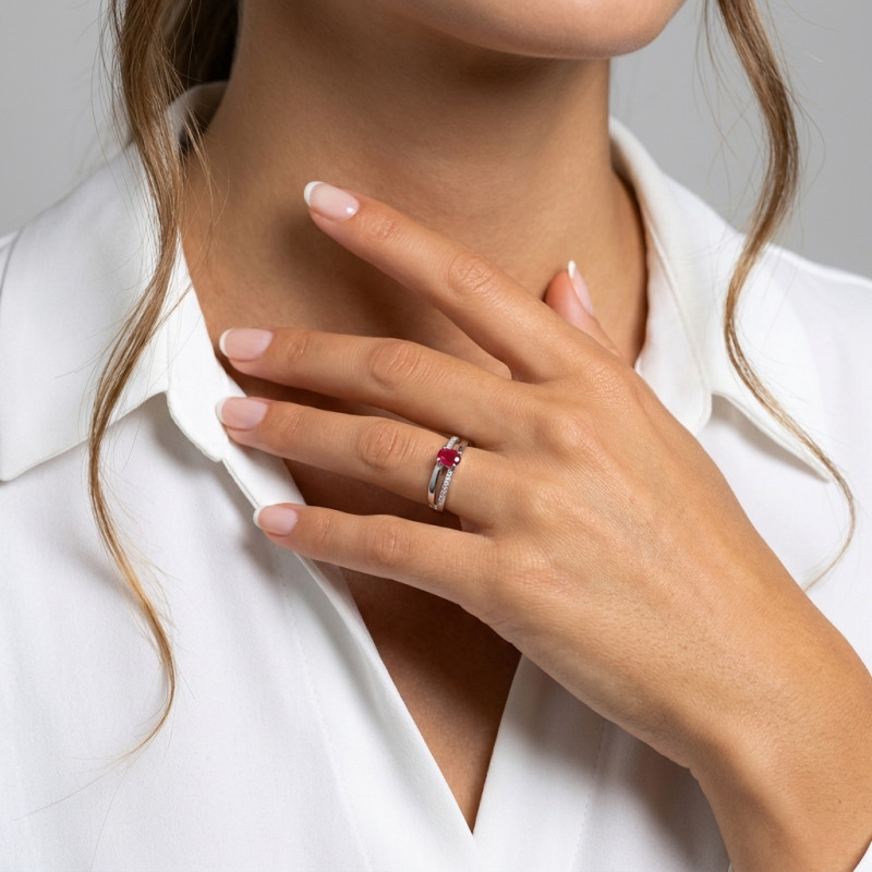 Bague Or Blanc 750 Rubis Ovale 6x4mm et Diamant porté