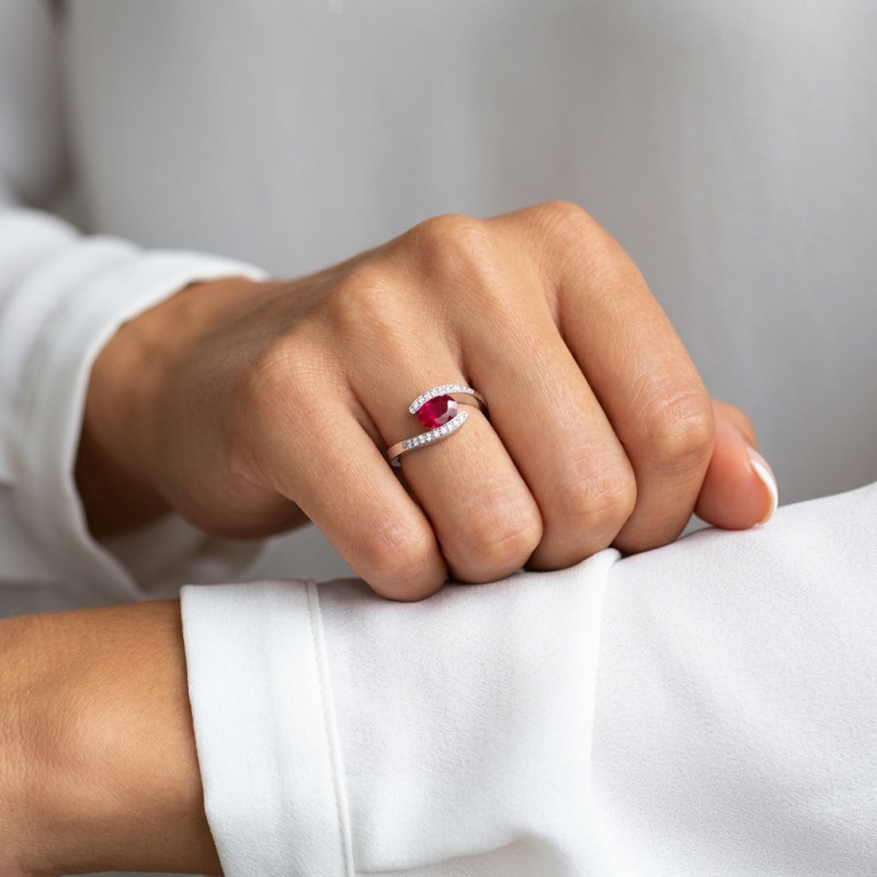 Bague Or Blanc 750 Rubis Ovale 7x5mm et Diamant porté