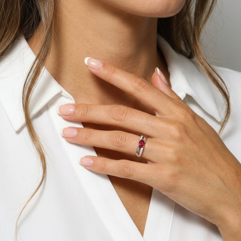 Bague Or Blanc 750 Rubis Ovale 7x5mm et diamants porté