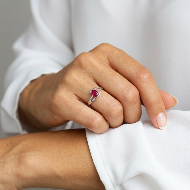 Bague Or Blanc 750 Rubis ovale 7x5mm porté