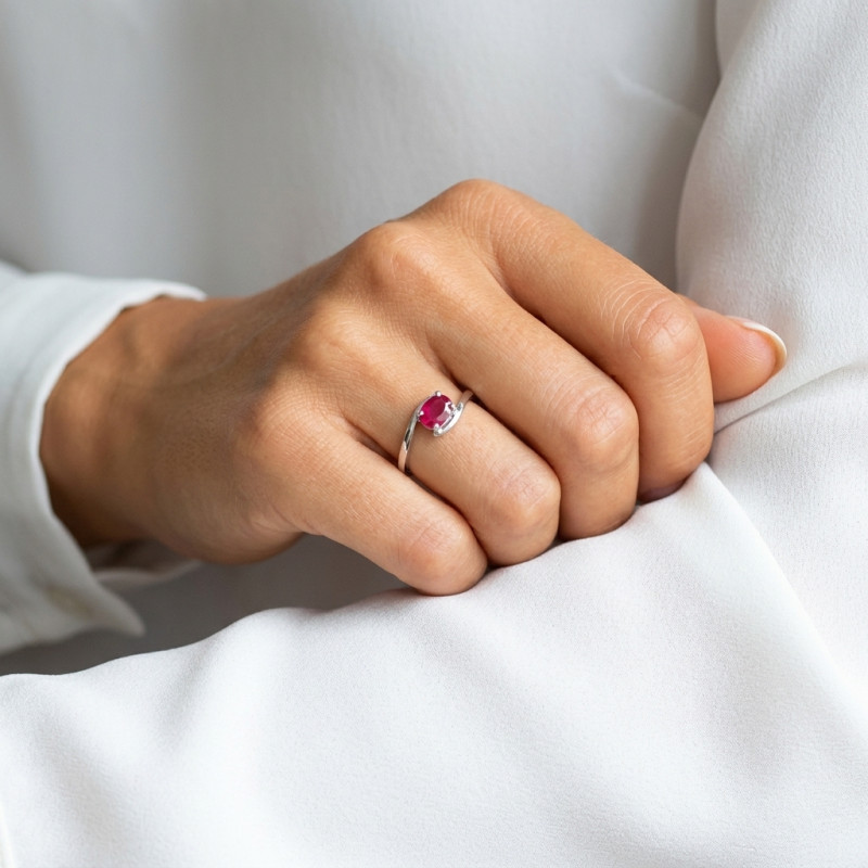 Bague Or Blanc 750 Rubis Ovale 7x5mm porté