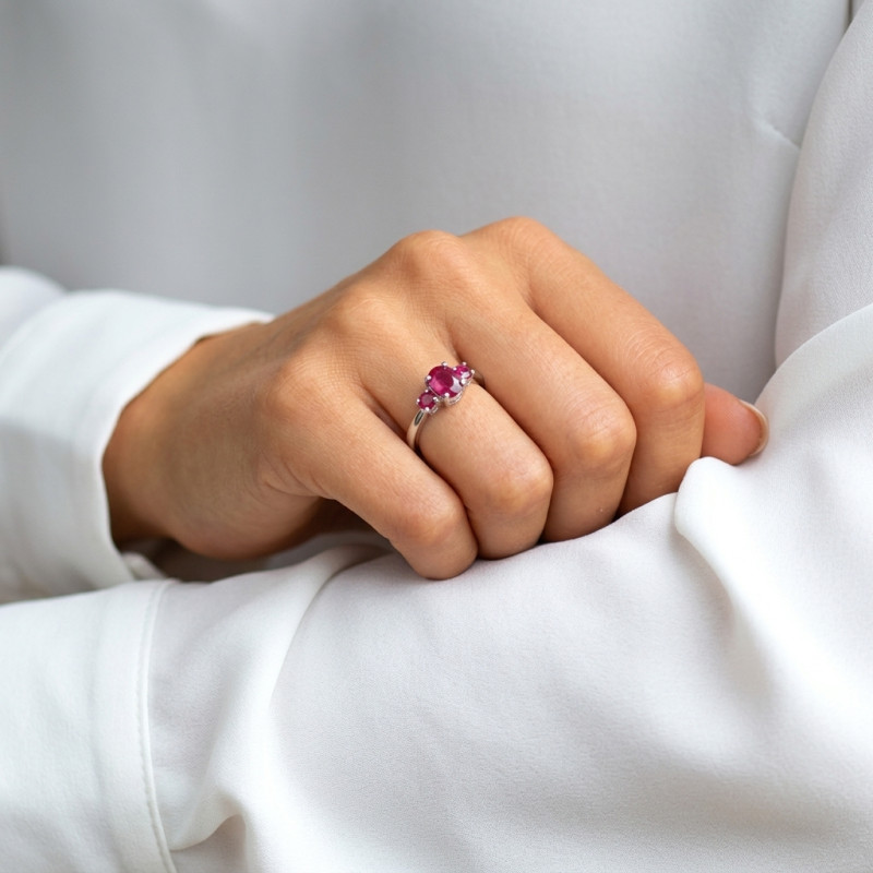 Bague Or Blanc 750 Rubis Ovale et Ronds porté