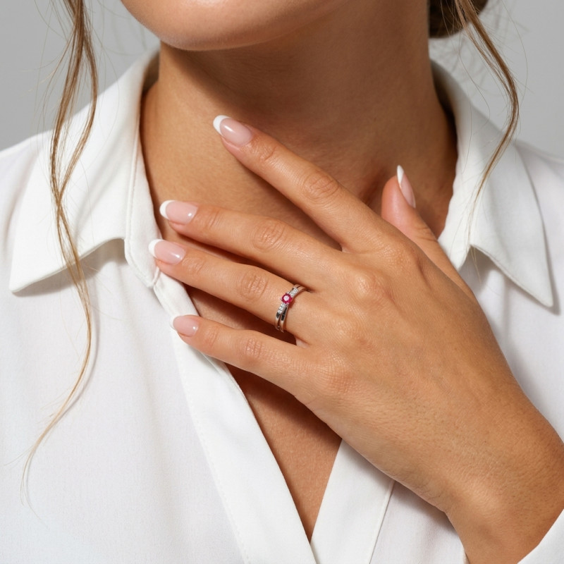 Bague Or Blanc 750 Rubis Rond 3.5mm et Diamants porté