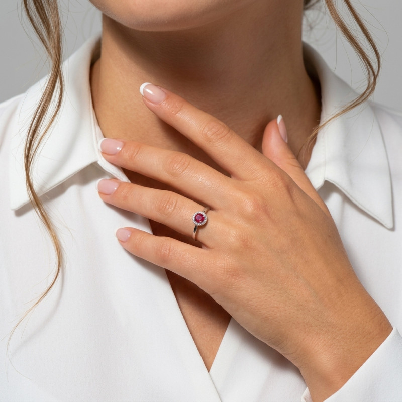 Bague Or Blanc 750 Rubis Rond 4mm et diamants porté
