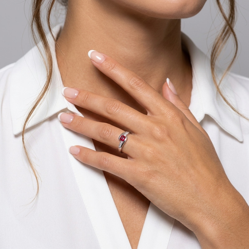 Bague Or Blanc 750 Rubis rond 5mm et diamants porté