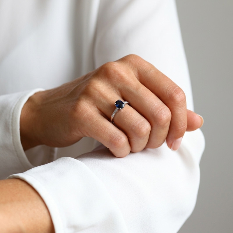 Bague Or Blanc 750 Saphir AAA Bleu Royal Ovale 7.3x6mm et Diamant porté