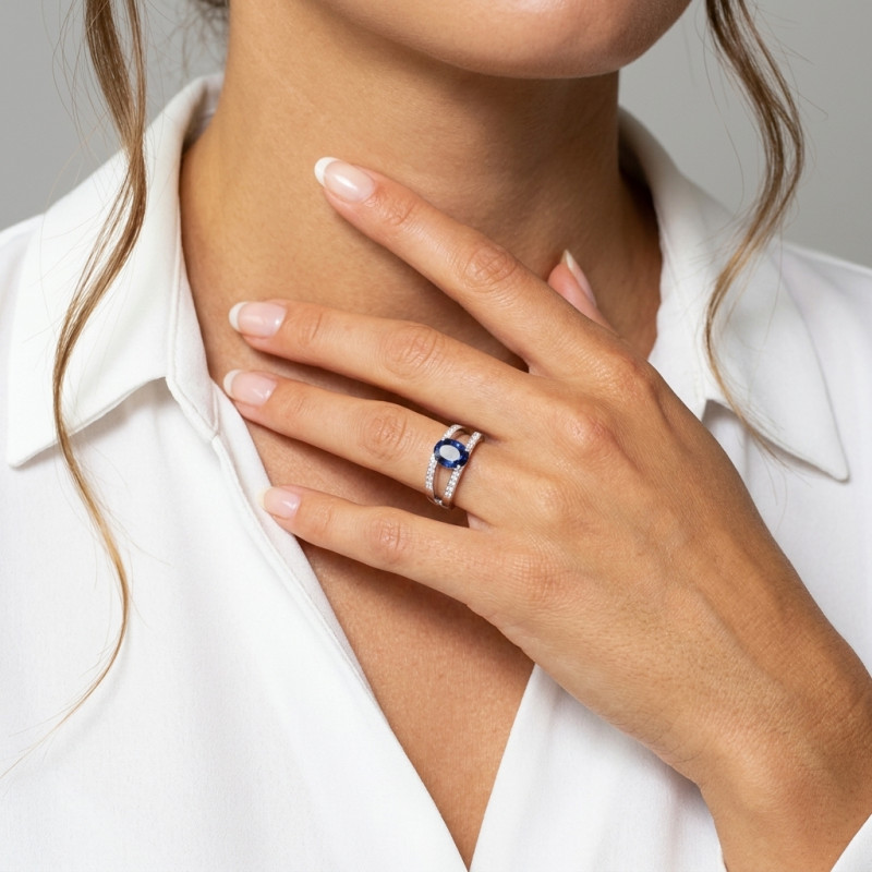 Bague Or Blanc 750 Saphir AAA Ovale 9x7mm et diamants porté
