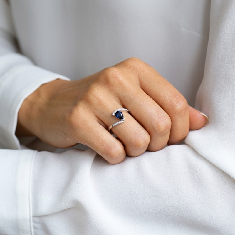 Bague Or Blanc 750 Saphir AAA poire et diamants porté