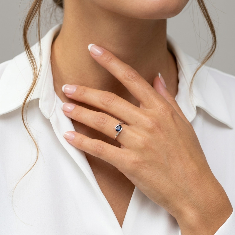 Bague Or Blanc 750 Saphir Bleu royal AAA ovale 7x5mm porté