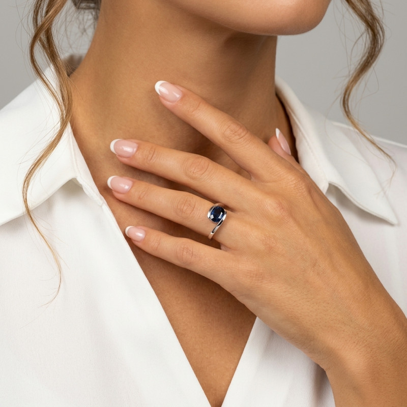 Bague Or Blanc 750 Saphir Bleu Royal AAA Ovale 9x7mm porté