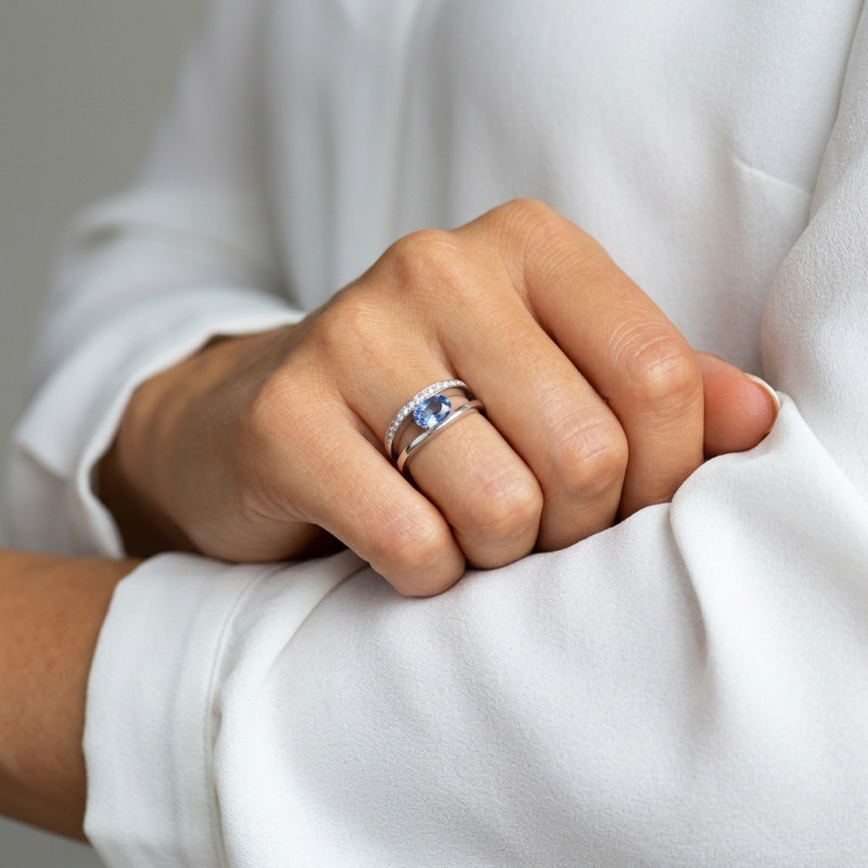 Bague Or Blanc 750 Saphir Ceylan 8x6mm et Diamant porté
