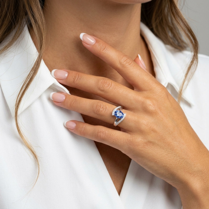 Bague Or Blanc 750  Saphir Ceylan AA Ovale et Diamant porté