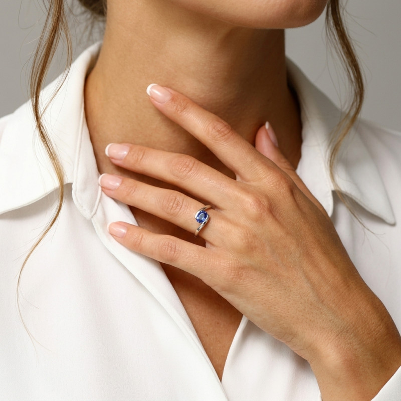 Bague Or Blanc 750 Saphir Ceylan AAA Ovale 8x6mm porté