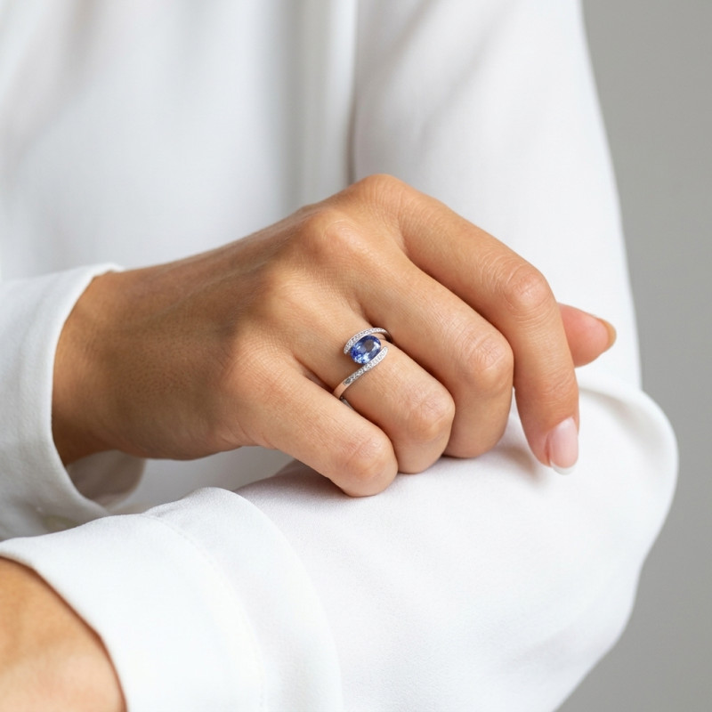 Bague Or Blanc 750 Saphir Ceylan Ovale 7x5mm et Diamant porté