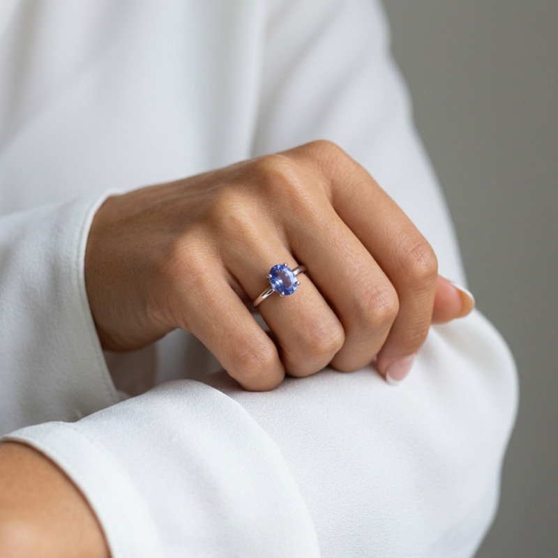 Bague Or Blanc 750 Saphir Ceylan ovale 9x7mm porté