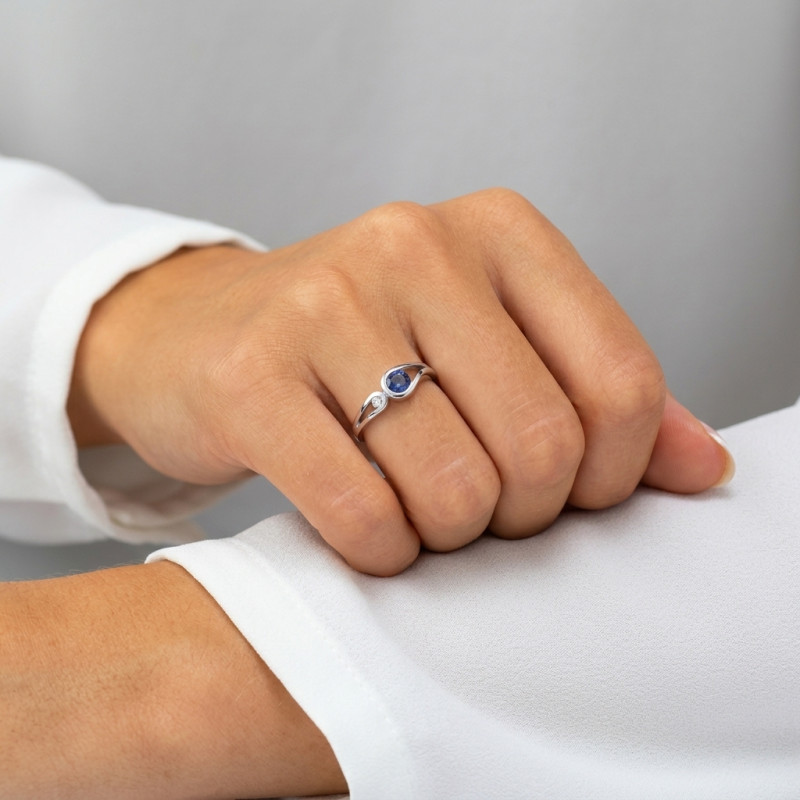Bague Or Blanc 750 Saphir Ceylan rond 5mm et diamant porté