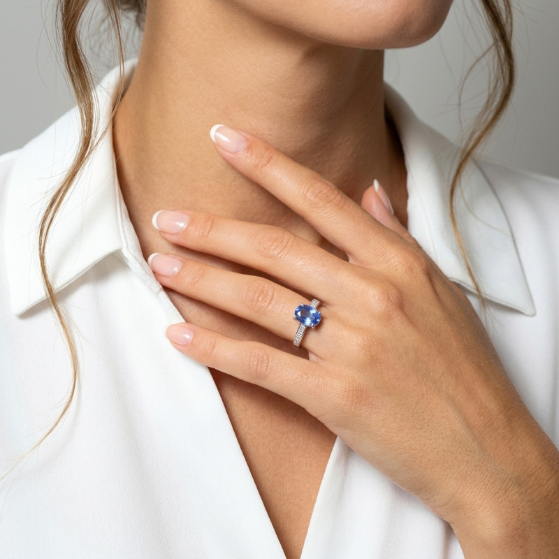Bague Or Blanc 750 Saphir de Ceylan AAA Ovale 10x6mm et diamants porté