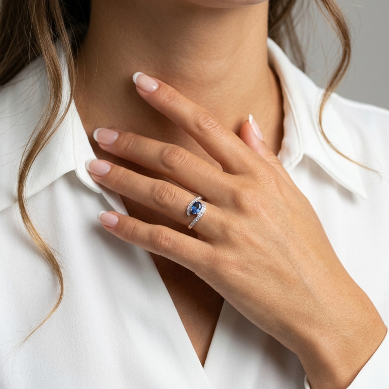 Bague or Blanc 750 Saphir de Ceylan AAA Ovale 7x5mm et Diamants porté