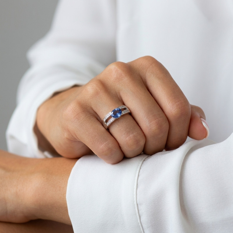 Bague Or Blanc 750 Saphir de Ceylan AAA Ovale 8x6mm et diamants porté