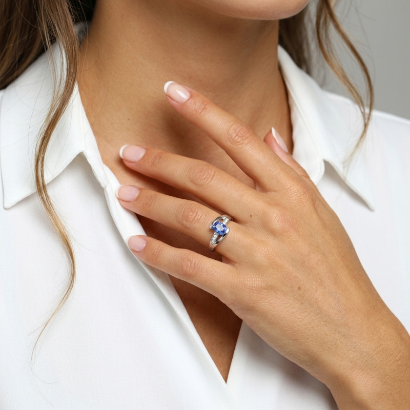 Bague Or Blanc 750 Saphir de Ceylan Ovale 7x5 et Diamant porté