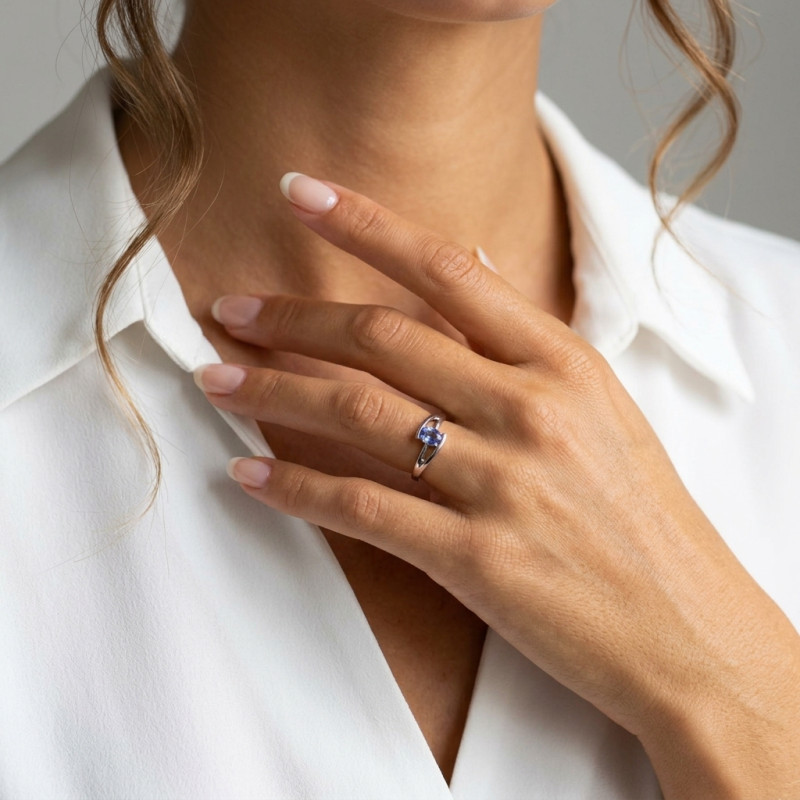 Bague Or Blanc 750 Saphir de Ceylan Ovale 7x5mm porté