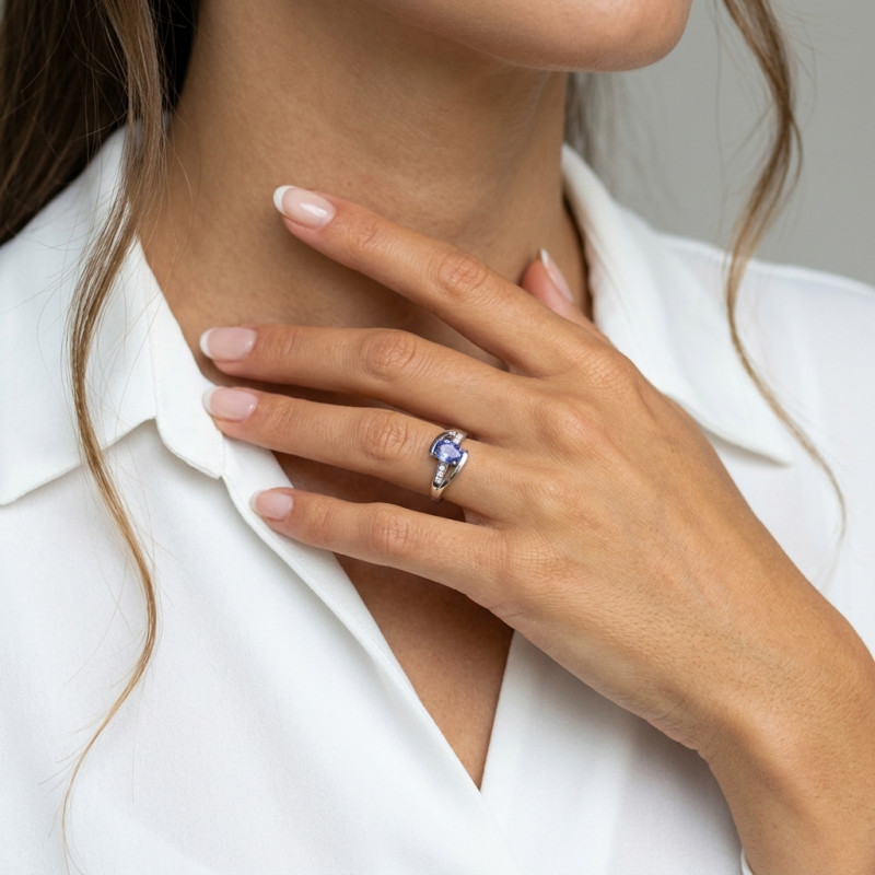 Bague Or Blanc 750 Saphir de Ceylan Ovale 8x6mm et diamant porté