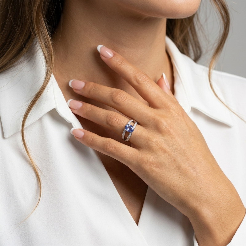 Bague Or Blanc 750 Saphir de Ceylan ovale de 8x6mm porté
