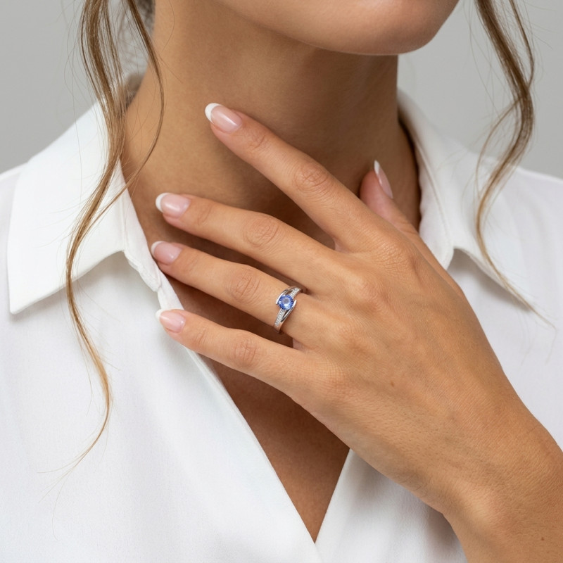 Bague Or Blanc 750 Saphir de Ceylan Rond 5mm et Diamant porté