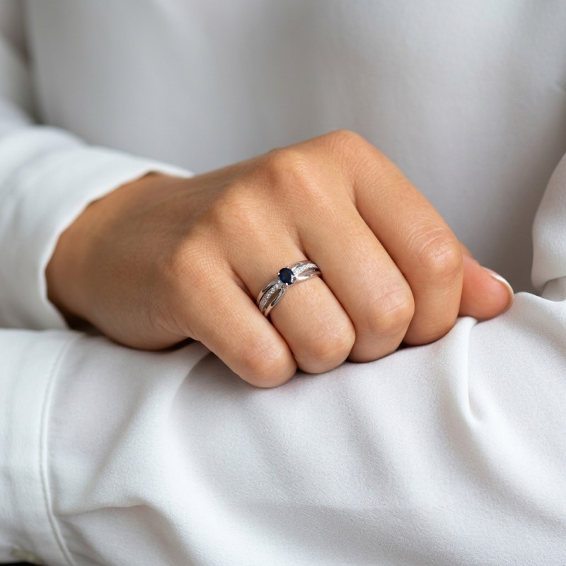 Bague Or Blanc 750 Saphir Ovale 5x4mm et Diamants porté