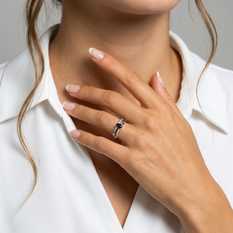 Bague Or Blanc 750 Saphir Ovale 6x4mm et Diamant porté