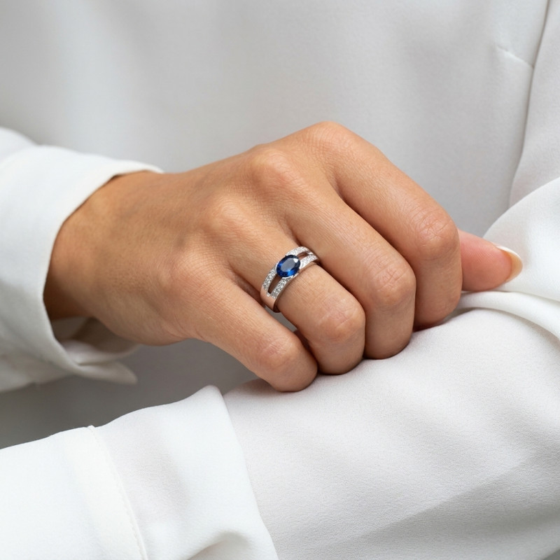 Bague Or Blanc 750 Saphir Ovale 8x6mm AAA et Diamant porté