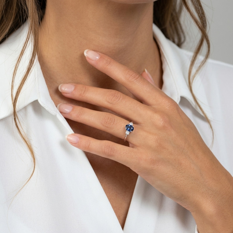 Bague Or Blanc 750 Saphir Ovale AAA et Diamant porté