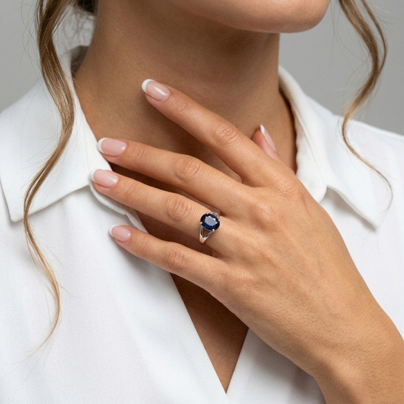 Bague Or Blanc 750 Saphir  ovale de 10x8mm porté