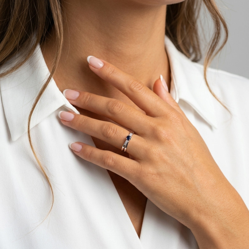 Bague Or Blanc 750 Saphir Rond 3.5mm et Diamants porté
