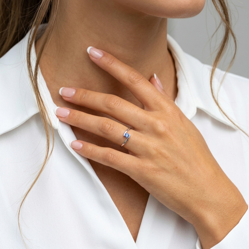 Bague Or Blanc  750 Saphir Rond 4mm porté