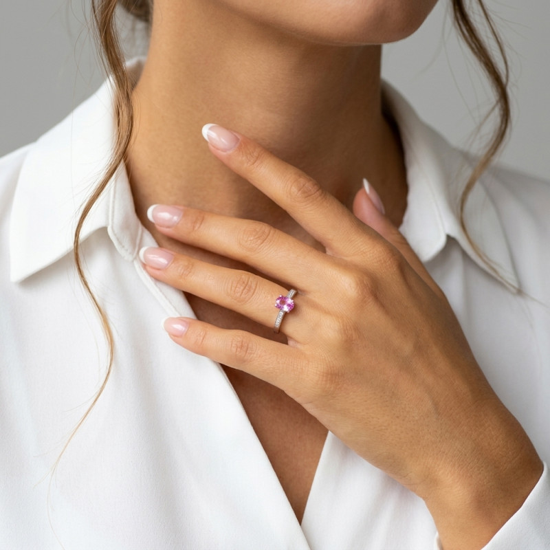 Bague Or Blanc 750 Saphir Rose Ovale 7x5mm et Diamants porté
