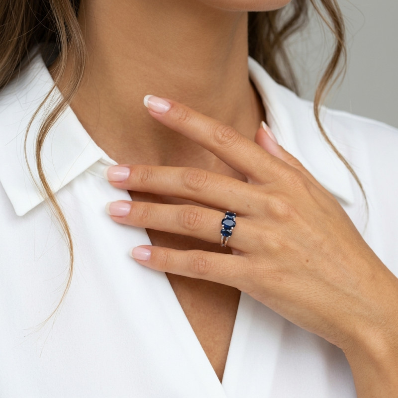 Bague Or Blanc 750 Saphir Trilogie porté
