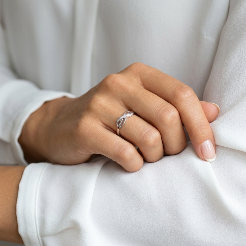Bague Or Blanc 750 Signe Infini et Diamant porté