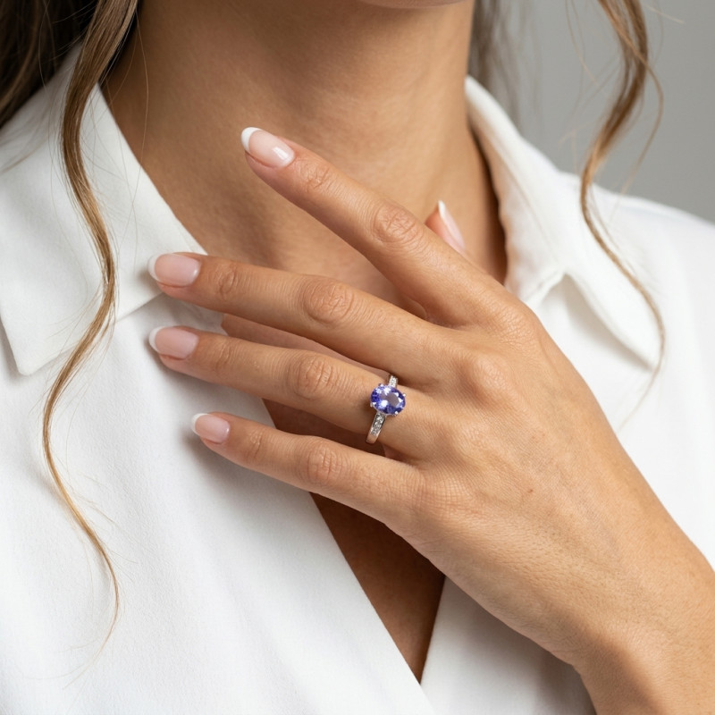 Bague Or Blanc 750 Tanzanite ovale 10x8mm et diamants porté