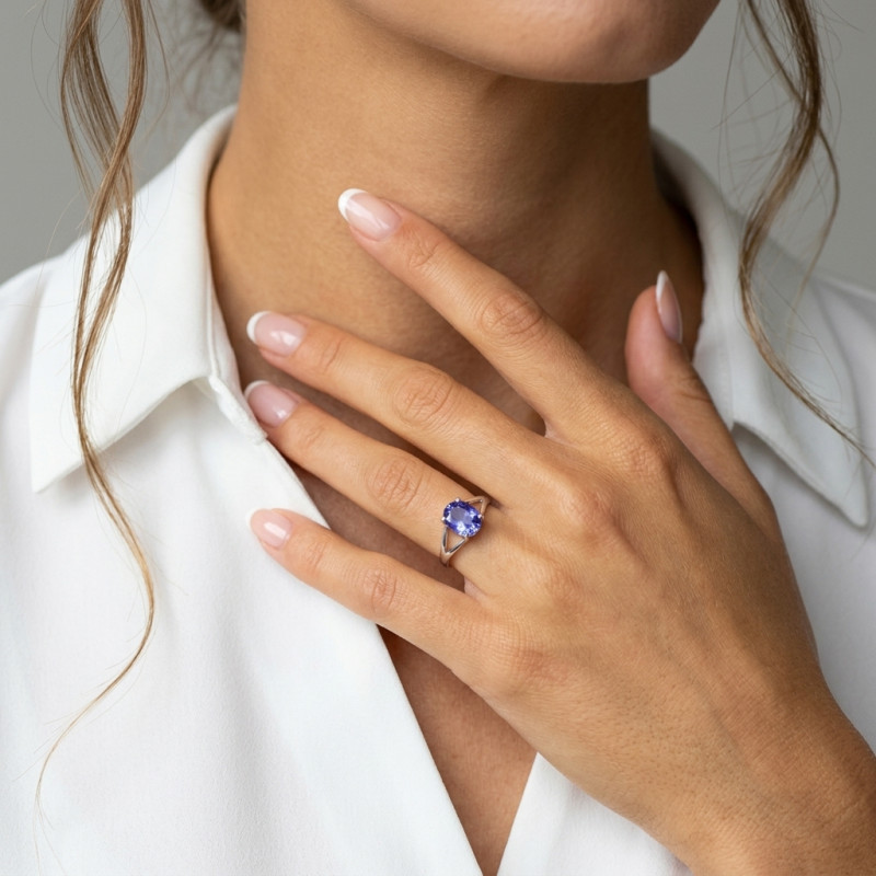 Bague Or Blanc 750 Tanzanite Ovale 10x8mm porté