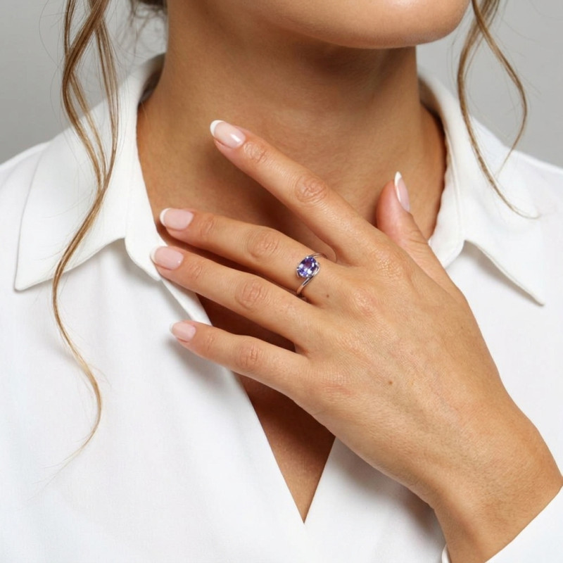 Bague Or Blanc 750 Tanzanite Ovale 8x6mm porté